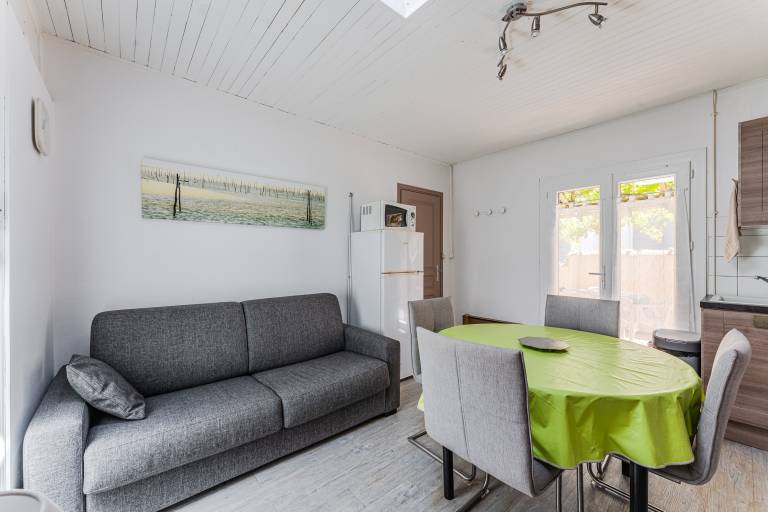 Vacation home with BBQ & patio — photo 4