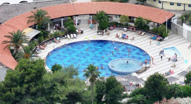 Holiday apartment with pool & jacuzzi | Next to the beach | Pets are welcome — photo 3