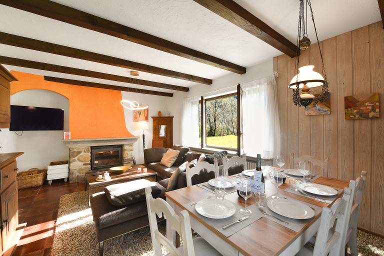 Chalet with barbecue & yard | Mountain view — photo 3