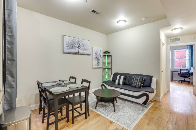 Walkable Philly Rowhouse Near Public Transit