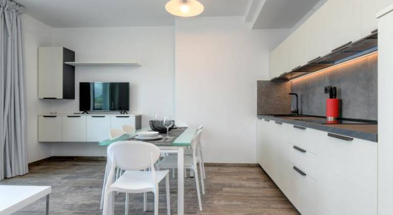 Serviced apartment with terrace & pool | Pet-friendly — photo 4