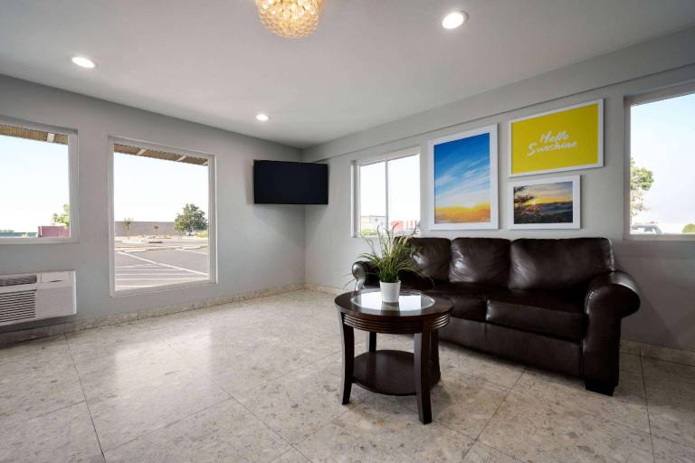 Days Inn by Wyndham Fresno South — photo 3