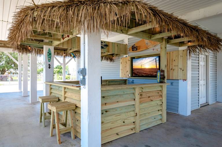 Vacation home with private pool, BBQ & garden — photo 4