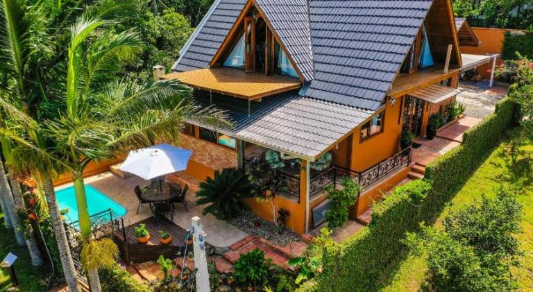 Vacation home with pool in Penha
