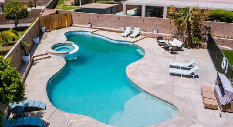 Vacation home with pool — photo 5
