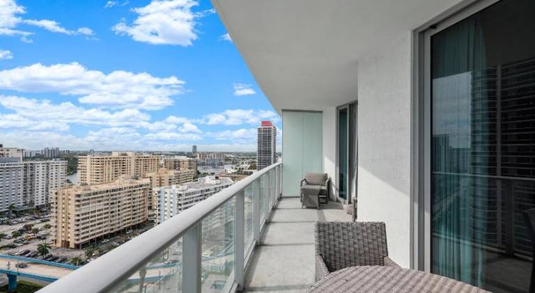 Apartment with jacuzzi & pool — photo 4