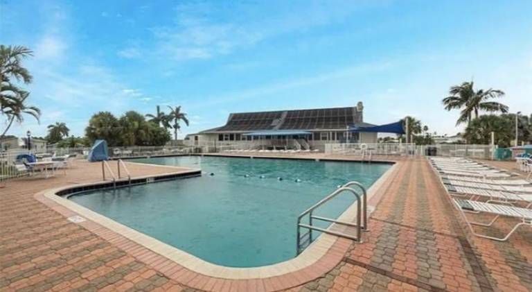Vacation home with jacuzzi & pool — photo 3