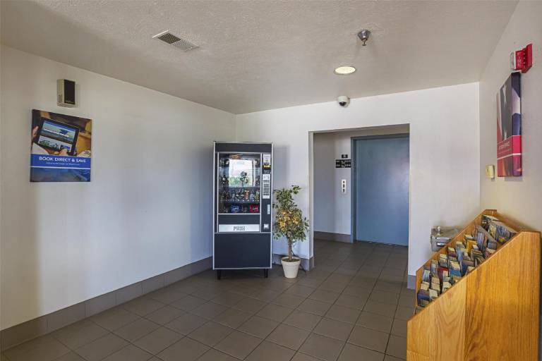 Motel 6 Omaha, NE - IAT West — photo 5