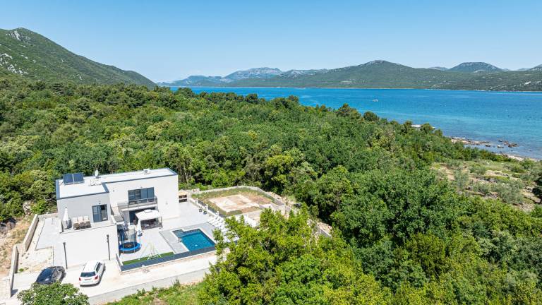 Villa with barbecue, yard & private pool — photo 2