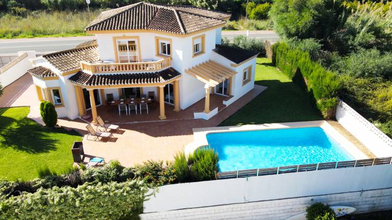Fully equipped villa with private pool, BBQ & patio | Close to the beach | Dogs allowed — photo 3