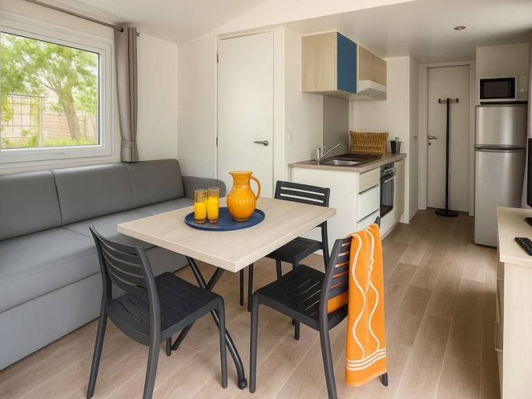 Child-friendly mobile home with grill, heated pool & patio | Pets allowed — photo 5