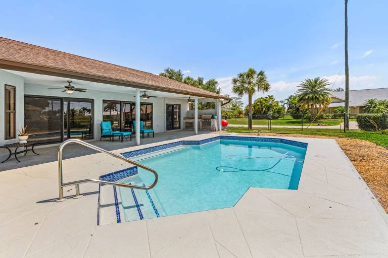 Vacation home with barbeque & private pool | River view — photo 3