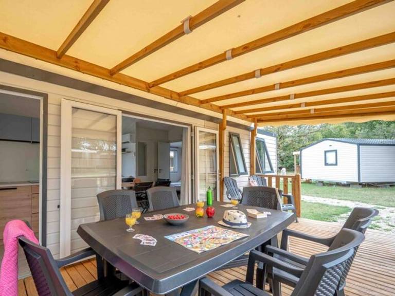 Child-friendly mobile home with patio, BBQ & heated pool | Pets are welcome — photo 5