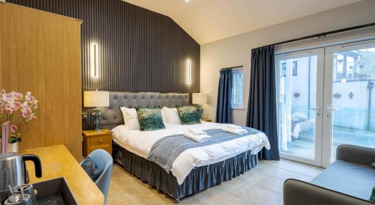 Waterhead Retreat, Ground Floor Bathtub Suites with Private Entrance in Ambleside