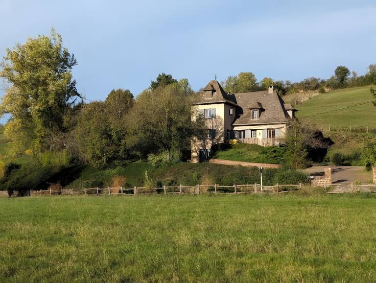 Spacious Charming House for 12 – Vineyard Views & Tranquility for Families/Friends/Sports Groups in Rodez