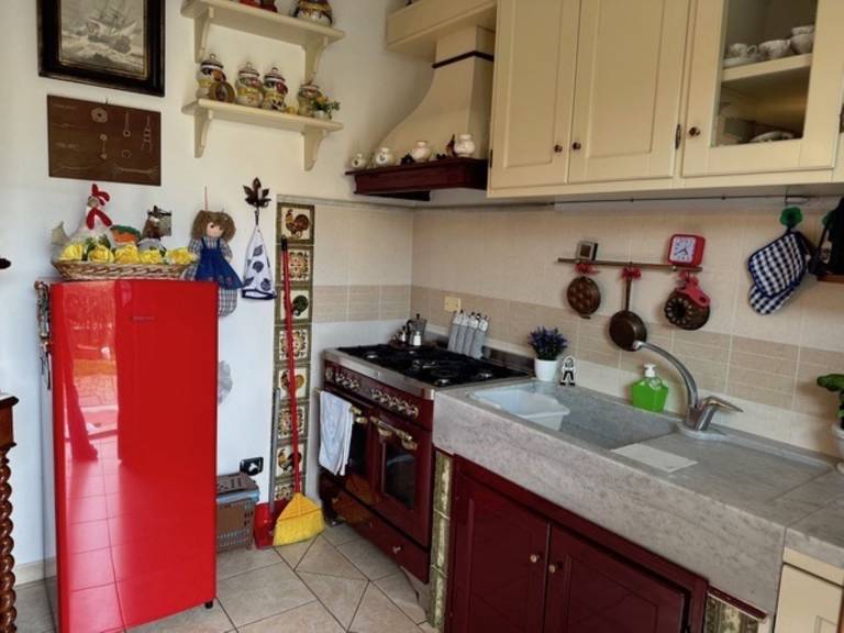 Semi detached villa on two floors for 4 persons, terrace for meals outside and private parking. In a — photo 2