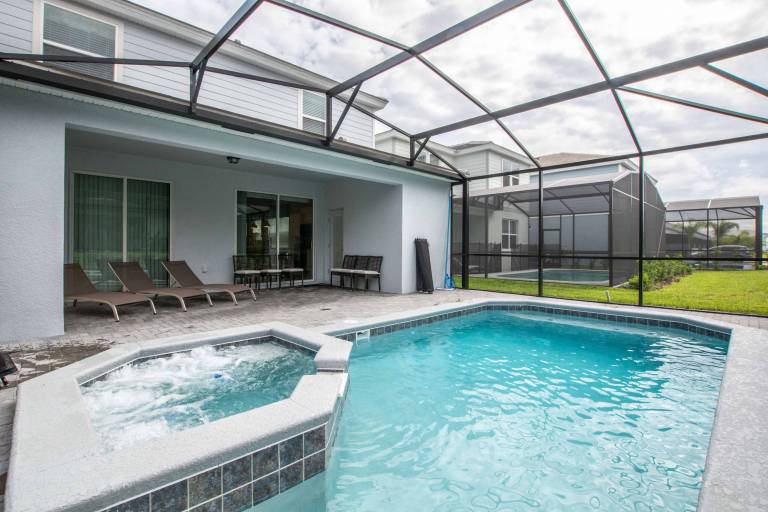 Family-oriented ample vacation home with private pool, barbeque & hot tub | Dogs allowed — photo 3