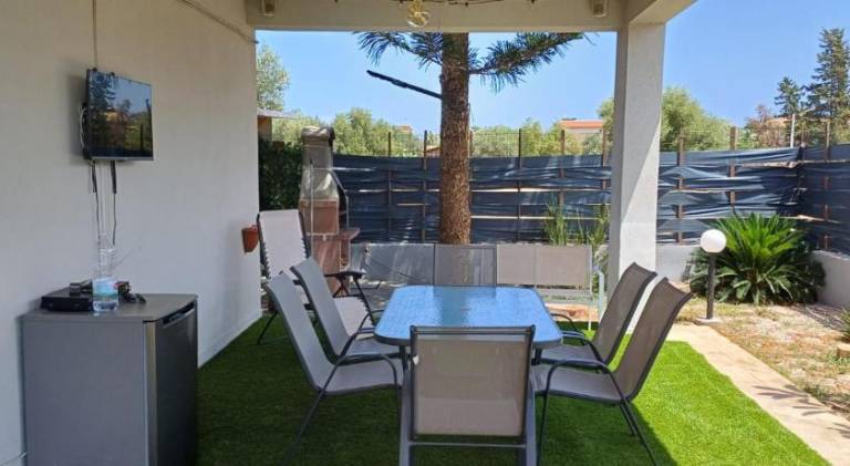 Villa with pool — photo 5