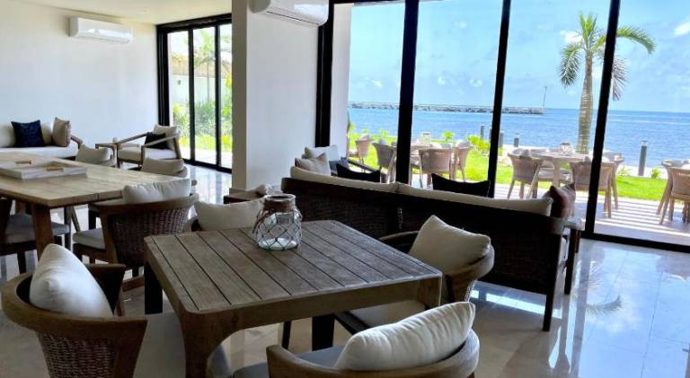 Holiday apartment with patio, pool & yard — photo 3