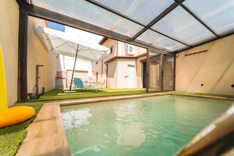 Vacation home with private pool, yard & BBQ — photo 2
