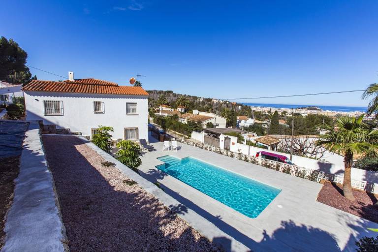 Villa with yard, barbecue & terrace — photo 4