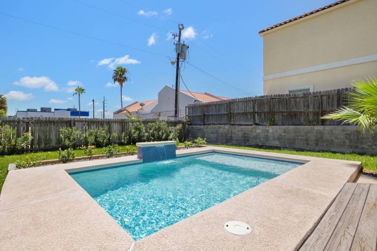 House with private pool & yard — photo 3
