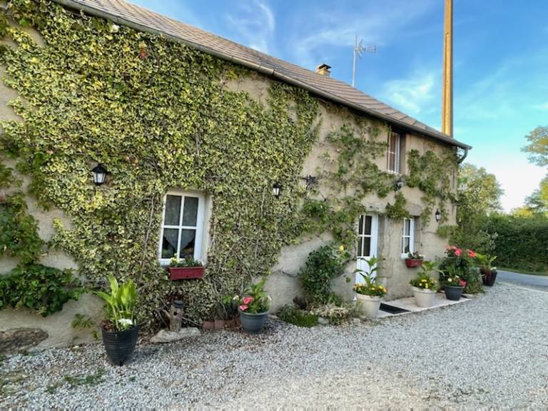 Charming gite with terrace, barbeque & yard | Pets allowed in Montlucon