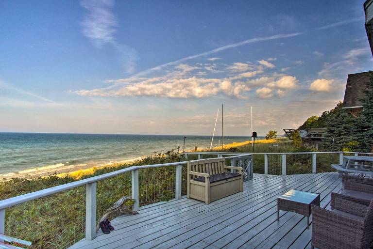Lakefront Montague Cottage w Deck & Beach