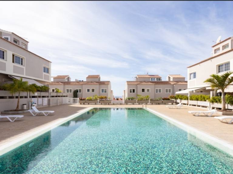 Renoviertes Stadthaus mit Pool WLAN und Meerblick
