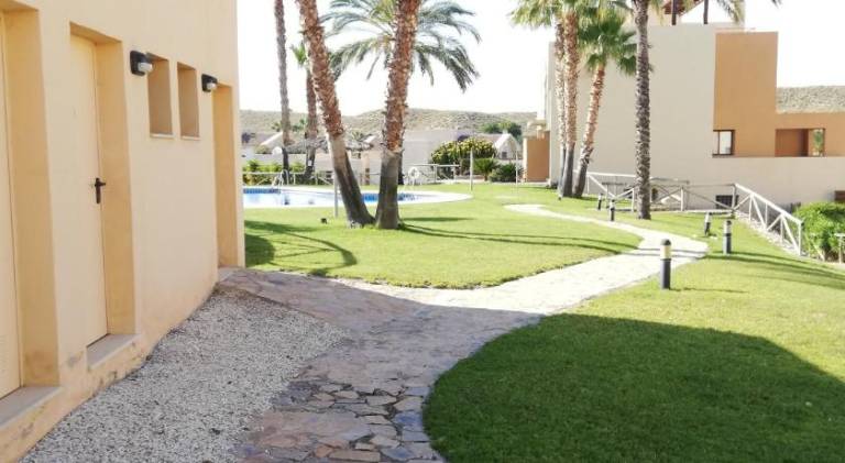 BAJO con JARDIN PROPIO EN VALLE DEL ESTE GOLF! — photo 2