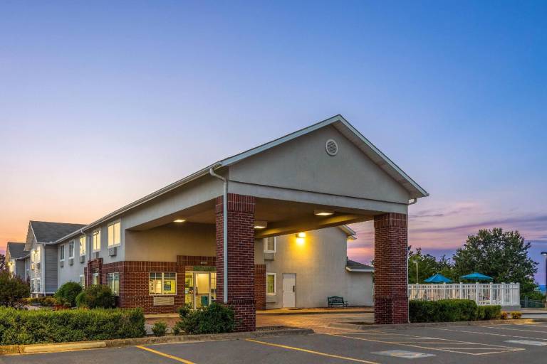 Days Inn by Wyndham Mountain Home — photo 3