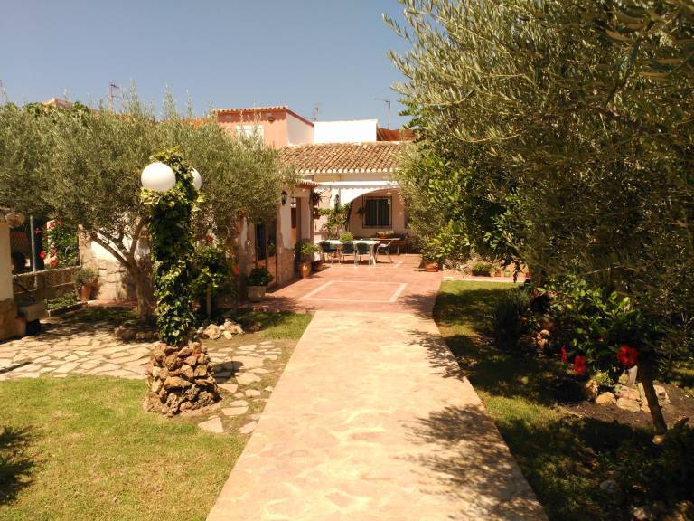 House with barbecue, patio & garden — photo 5