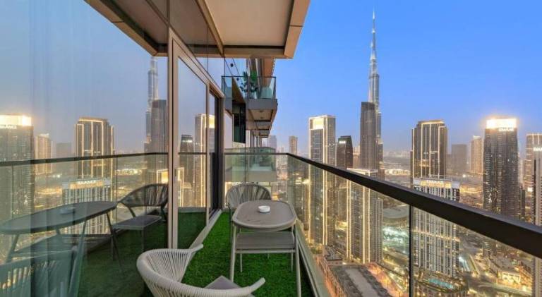 Holiday apartment with pool, terrace & hot tub | Next to Burj Khalifa — photo 4