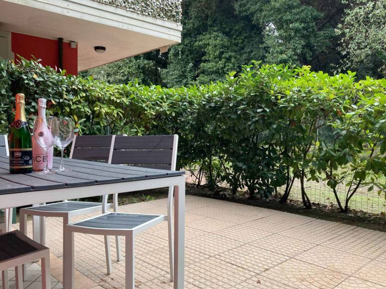 Holiday apartment with yard & pool — photo 3