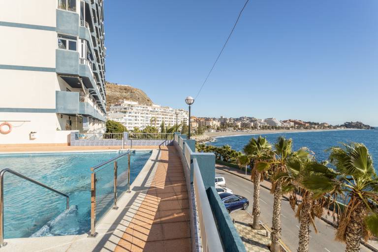 Fully equipped apartment with pool, fast internet & patio | Beach view | Next to the beach | Dogs allowed — photo 3