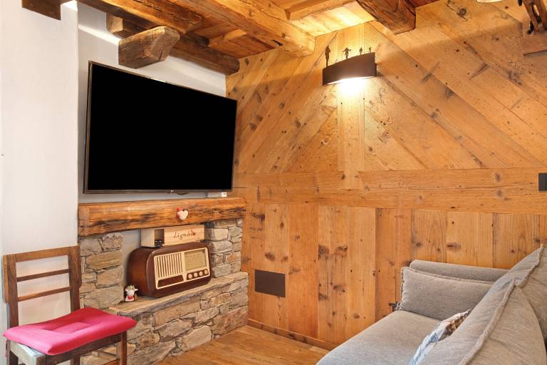 Chalet 'Lo Pailler De Mamma e Pappa' with Mountain Views, Private Terrace, Wi-Fi & Steam Bath — photo 4