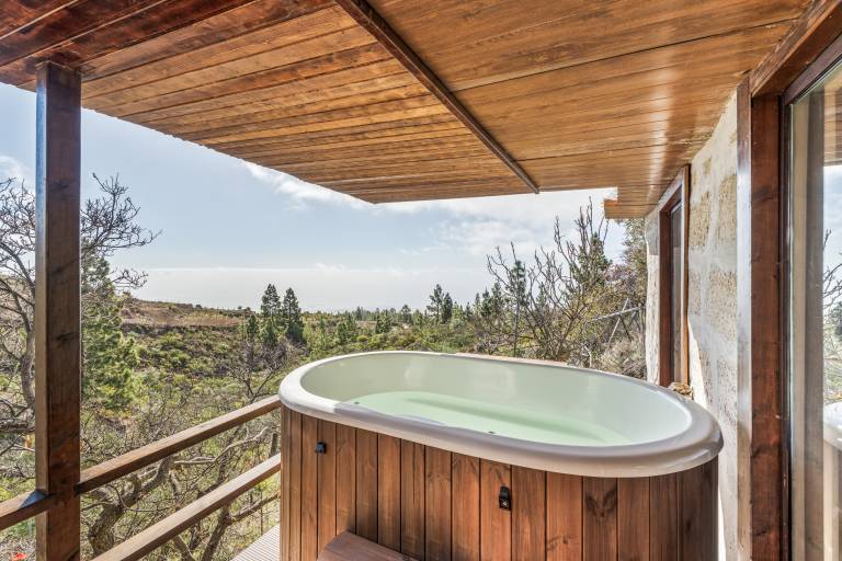 Vacation Home 'Karla' with Sea View, Shared Pool and Wi-Fi — photo 2