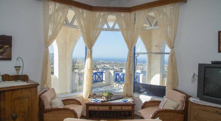 Holiday apartment with patio in Santorini