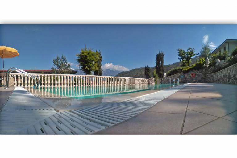 Apartment with pool, barbeque & yard — photo 4
