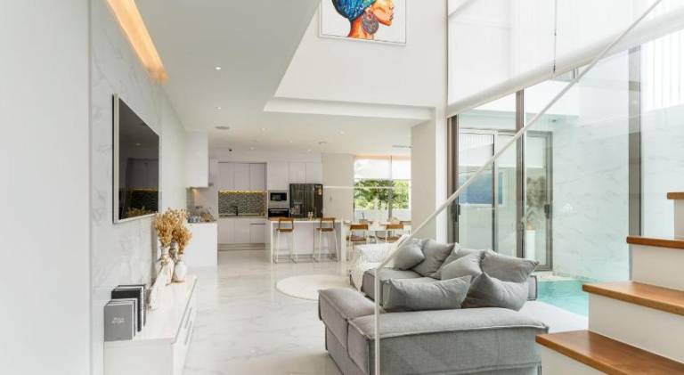 Villa with pool — photo 4