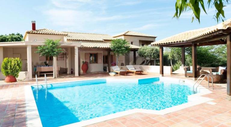 Pleasant villa with private pool, barbecue & patio | Suitable for remote work | Pets allowed in Heraklion