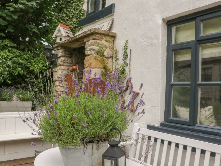 Cottage with yard — photo 4