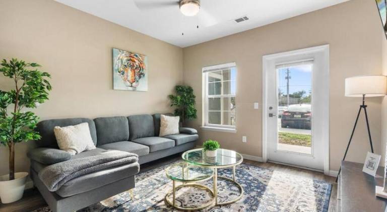 Elegant 1BR/1BA Condo with Pool, Gym and Laundry — photo 2