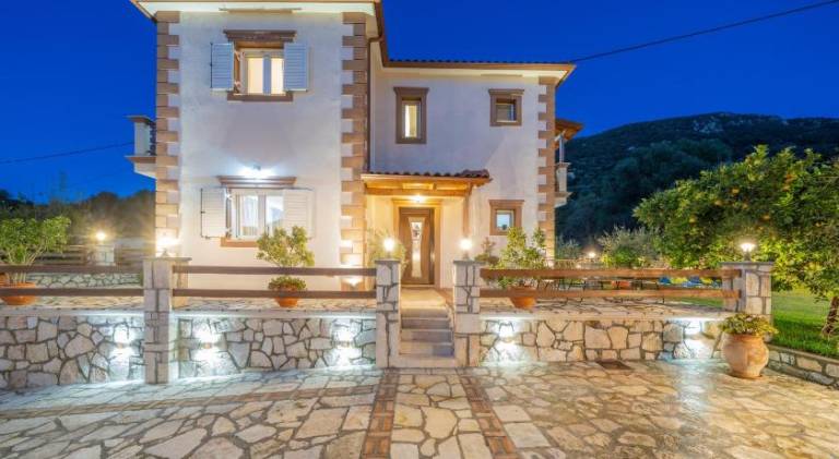 Villa with 4 rooms for 8 persons in Kefalonia