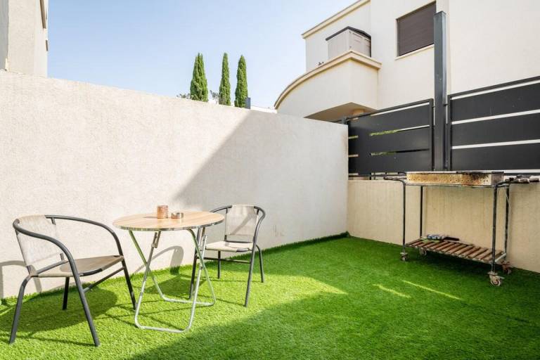 Holiday apartment with barbeque & yard — photo 4