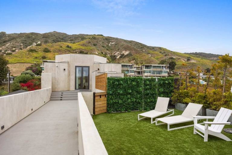 Apartment  Eastern Malibu