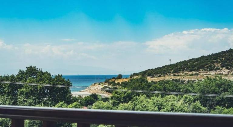 Holiday apartment with BBQ & yard in Thasos