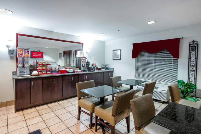 Red Roof Inn & Suites Savannah Airport — photo 5