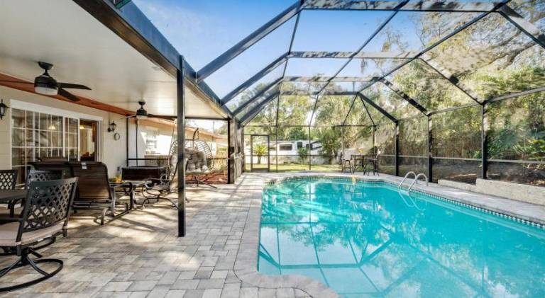 House with pool — photo 3