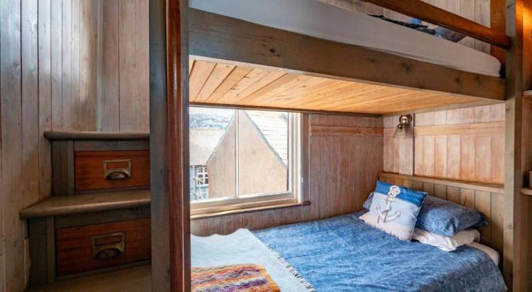 B&B Bunk Room Above Cafe Alf Resco in Dartmouth — photo 2